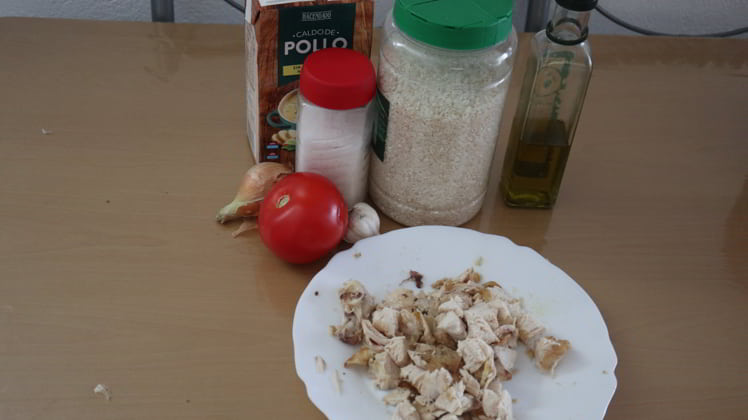 Los ingredientes para hacer arroz caldoso con pollo receta casera