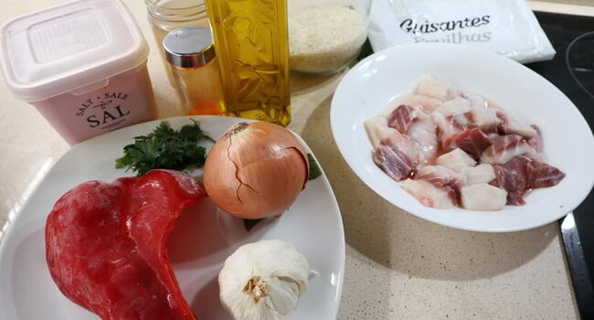 Los ingredientes necesarios para hacer la receta de arrroz con cazón en Thermomix