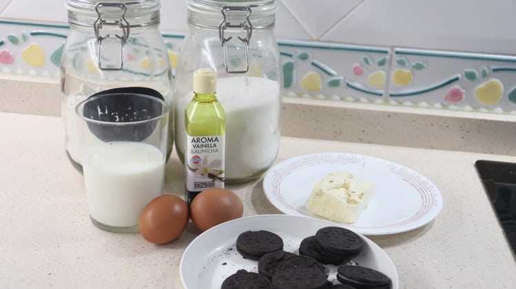 Los ingredientes necesarios para hacer bizcocho de galletas Oreo en Thermomix
