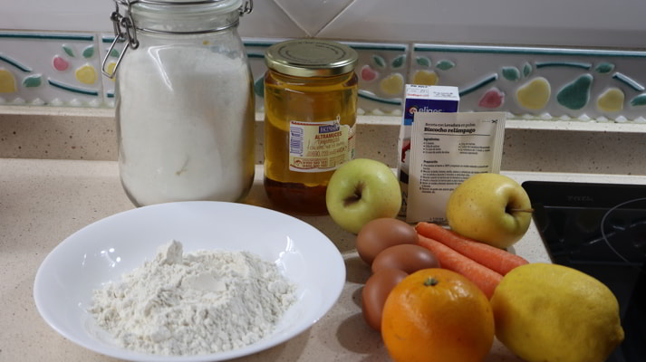 Los ingredientes necesarios para hacer el bizcocho de manzana con Mambo