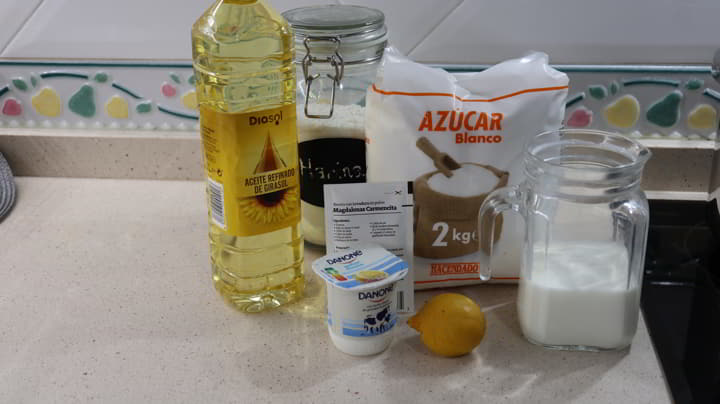 Los ingredientes necesarios para hacer el bizcocho sin huevo