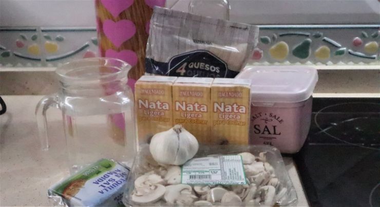 Los ingredientes necesarios para hacer los espaguetis con champiñones y salsa de queso en Thermomix