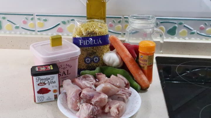 Los ingredientes necesarios para hacer fideuá de pollo en Thermomix