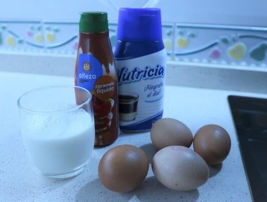 Los ingredientes necesarios para hacer flan de leche condensada en Mambo