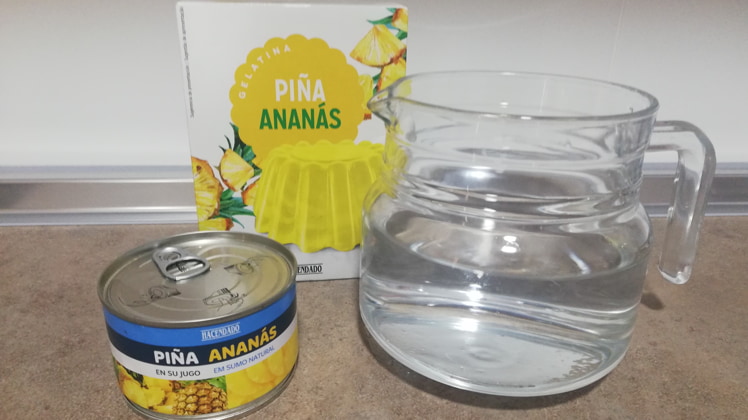 Los ingredientes para hacer gelatina de piña con Mambo