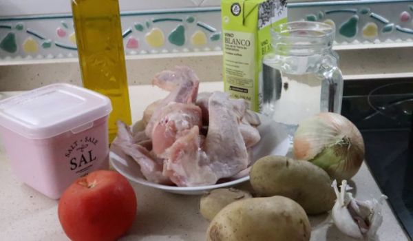 Los ingredientes necesarios para hacer el guiso de patatas con pollo en la Olla GM