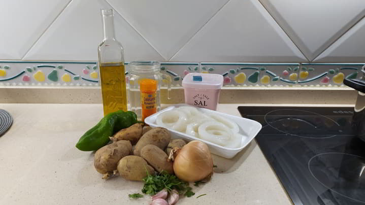Los ingredientes necesarios para hacer el guiso de patatas con calamares