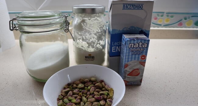 Los ingredientes necesarios para hacer el helado casero de pistacho