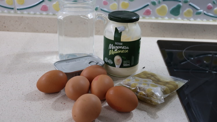 Los ingredientes para hacer huevos rellenos con atún en Thermomix