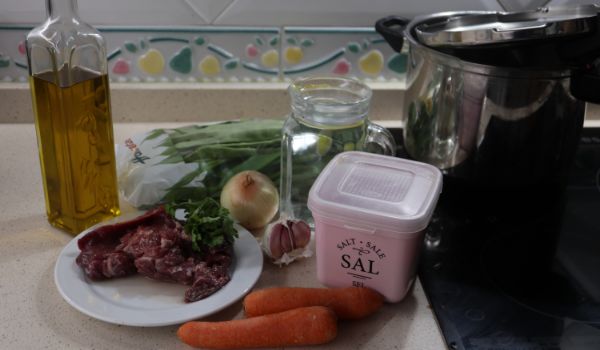 Los ingredientes necesarios para hacer judías verdes con carne de ternera