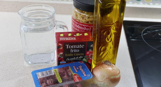 Los ingredientes necesarios para hacer los macarrones con jamón