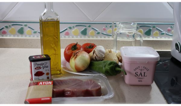 Los ingredientes necesarios para hacer el marmitako de atún en Thermomix