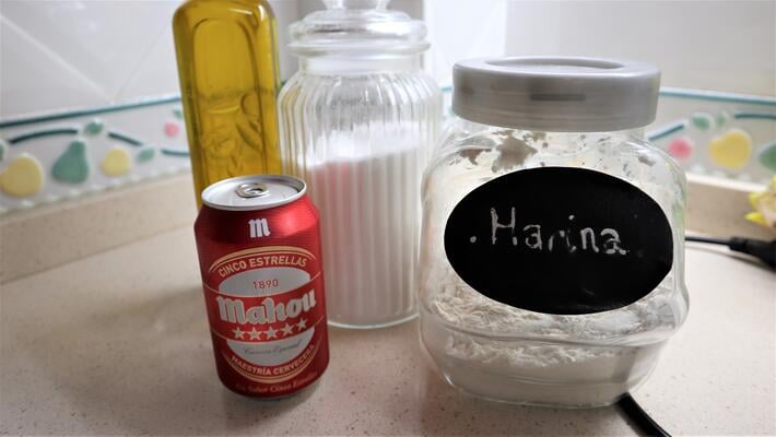 Los ingredientes necesarios para hacer la masa de pizza sin levadura con cerveza