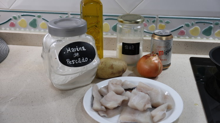 Los ingredientes para hacer merluza a la cerveza casera