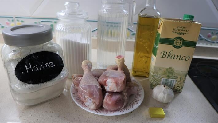 Los ingredientes necesarios para hacer muslos de pollo al ajillo