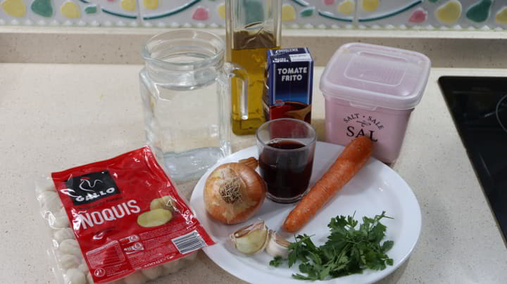 Los ingredientes necesarios para hacer ñoquis con salsa boloñesa