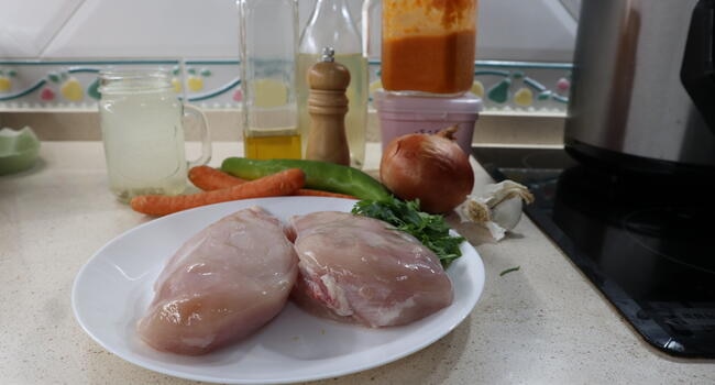 Los ingredientes necesarios para hacer la receta de pollo en salsa en la Olla GM