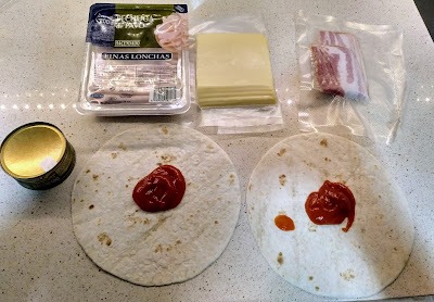 Ingredientes para hacer pizza rápida, base tortitas de trigo