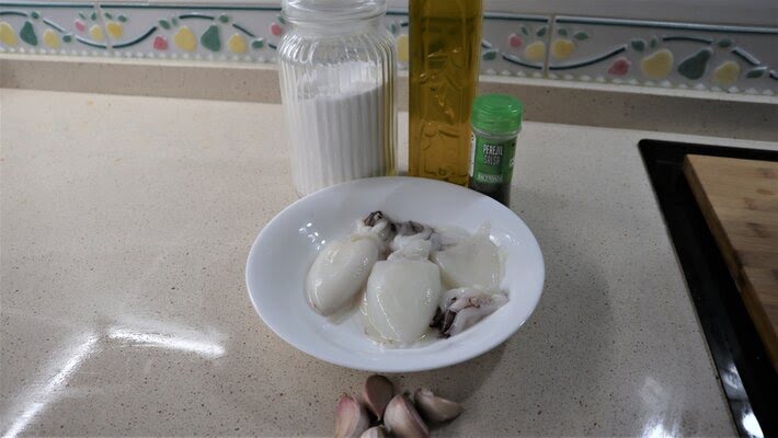 Los ingredientes necesarios para hacer la sepia al ajillo con Mambo de Cecotec