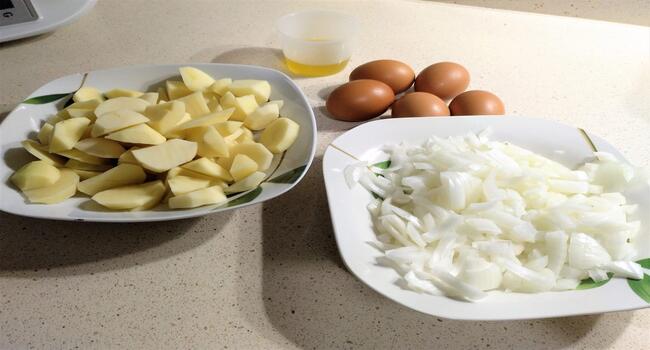 Los ingredientes necesarios para hacer la tortilla de patatas en la Olla Gm
