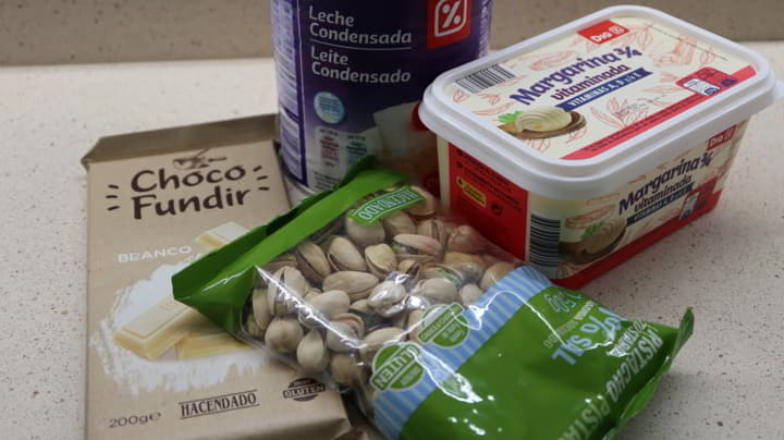 Los ingredientes necesarios para hacer turrón de pistacho y chocolate en Thermomix 