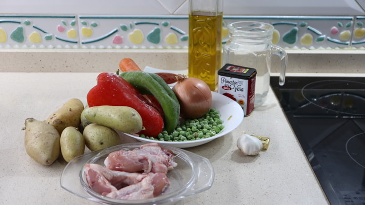 Los ingredientes para hacer alitas de pollo con patatas guisadas en la Olla GM
