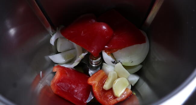 Picamos las verduras para hacer la salsa