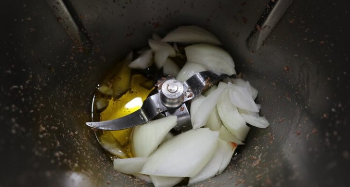 Trocear las cebollas en el vaso