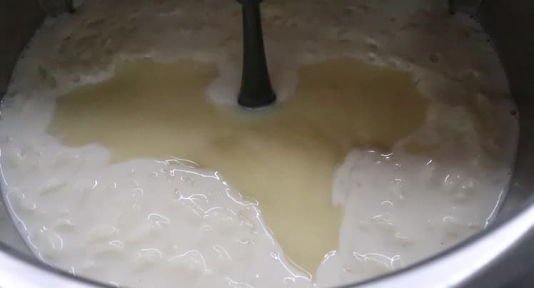 Añadir y mezclar la leche condensada