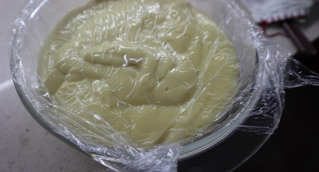 Reservar la crema tapada con papel film