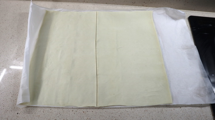 masa-hojaldre-cortada-preparacion-empanada-queso-azul masa hojaldre cortada preparacion empanada queso azul