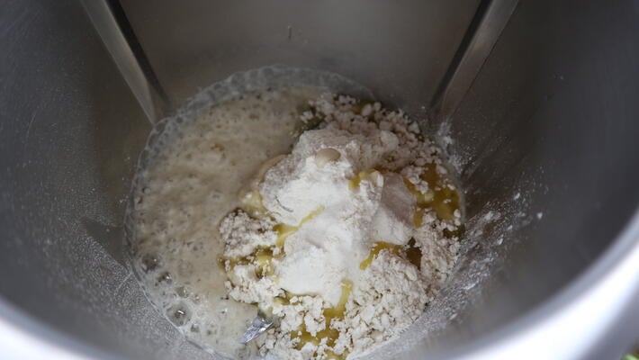 Echar los ingredientes en la jarra del robot de cocina