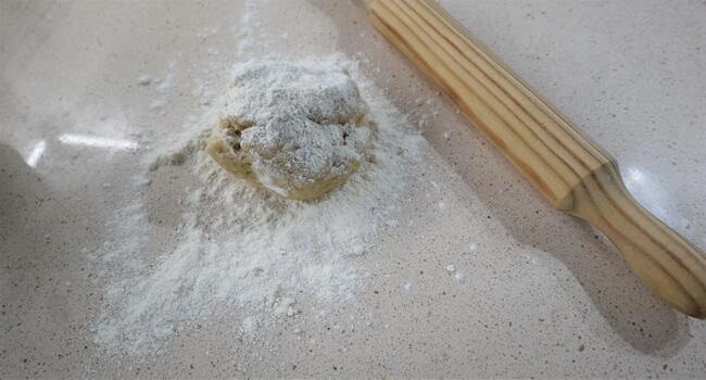 Estiramos la masa y le damos forma de pizza