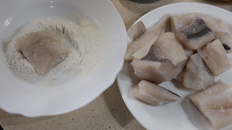 Ponemos harina y pasamos el pescado