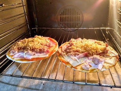 Hornear las pizzas en el horno