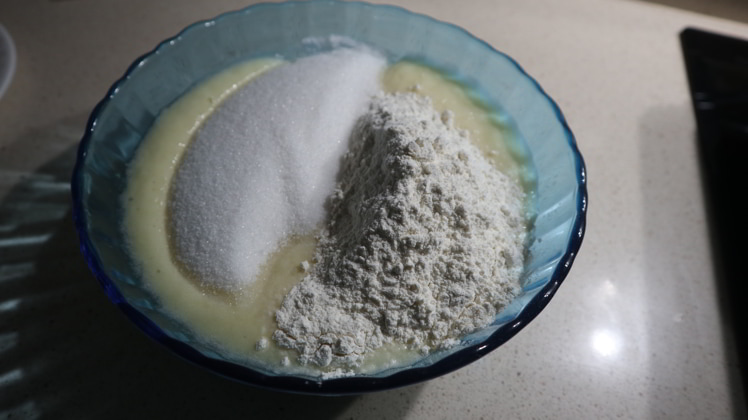 mezclar harina azucar pina