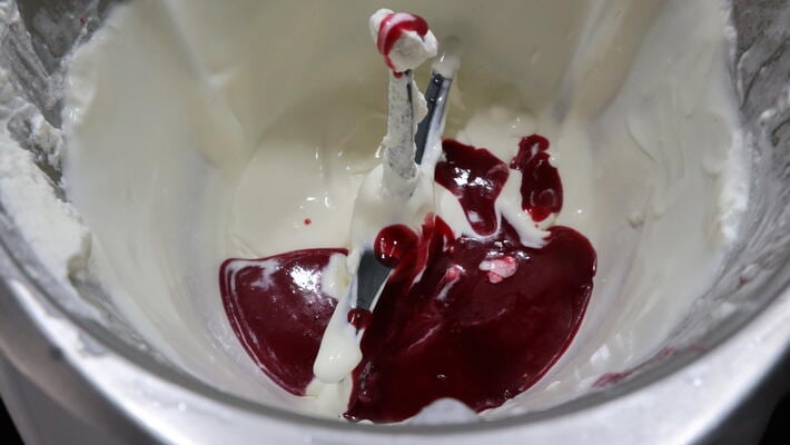 Mezclamos la nata con los frutos rojos y la fresa