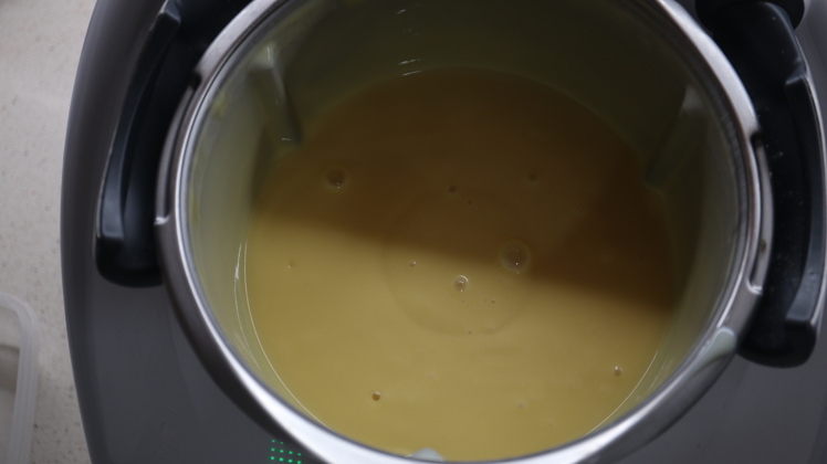 Ponemos las pulpa del mango y la mezclamos