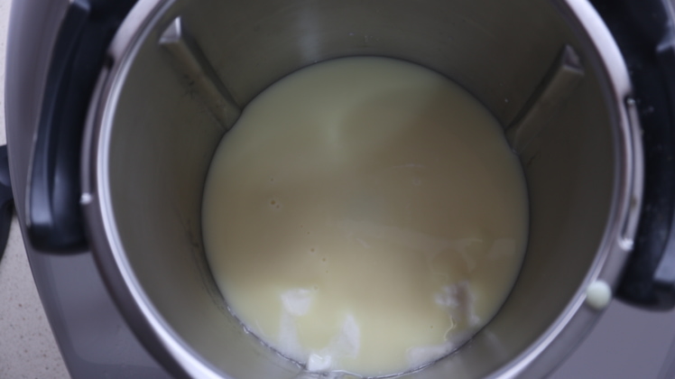 Ponemos la leche condensada y los yogures y mezclamos