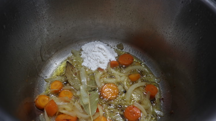 muslo pollo harina sofrito