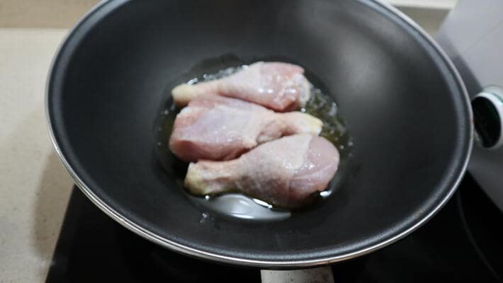 Freír los muslos de pollo en la sartén