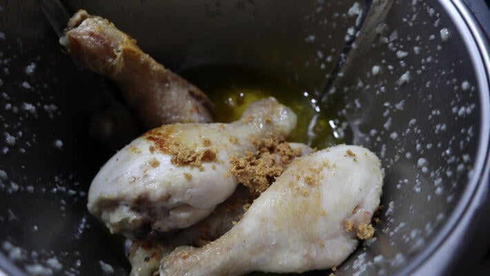 Echar los muslos de pollo en el vaso de Thermomix para terminarlos de hacer