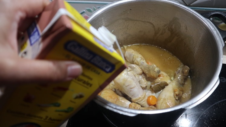 muslos pollo caldo cubriendo