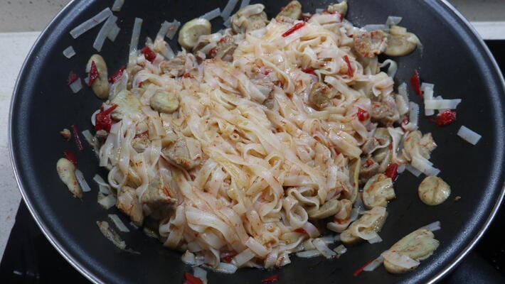 Rehogamos los noodle junto con el sofrito de la carne y los champiñones