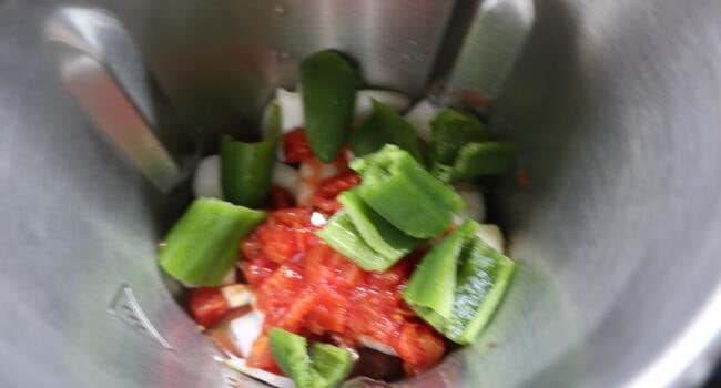 Picar las verduras para el guiso