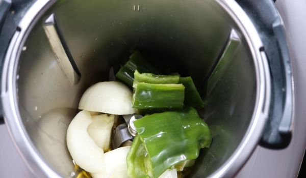 Picar las verduras para la calsa