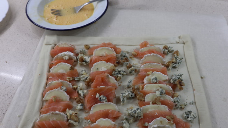 pincelando-bordes-masa-huevo-hojaldre-salmon-horno pincelando bordes masa huevo hojaldre salmon horno