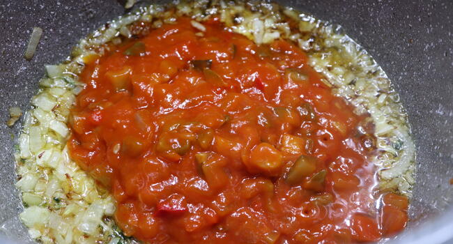 Echar la fritada de pisto y rehogar todo junto