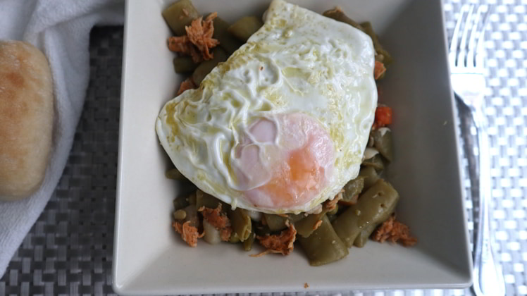 plato servido judias verdes pollo huevo receta casera