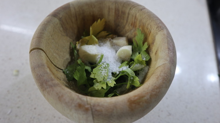 preparacion-machado-ajo-perejil-gambones-al-ajillo preparacion machado ajo perejil gambones al ajillo